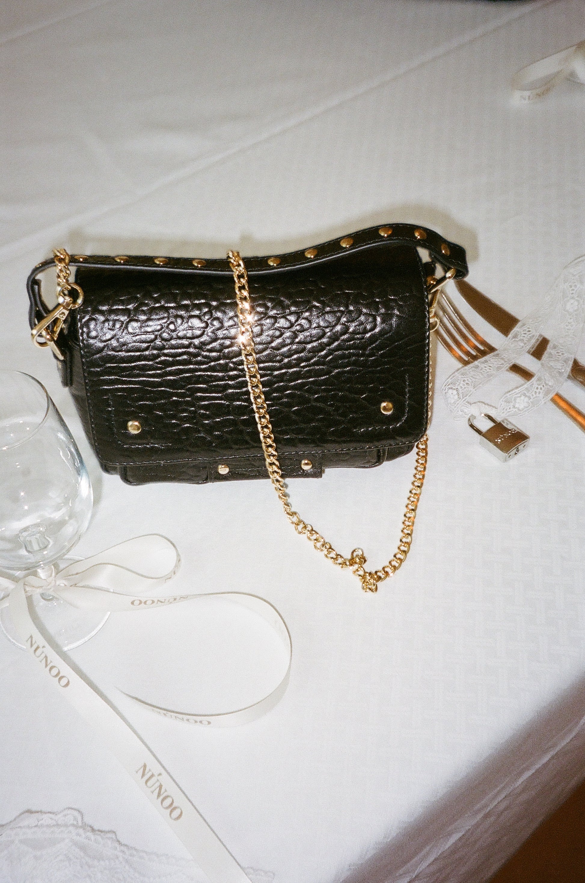 Núnoo Small Honey new zealand black w. gold Small bag Black