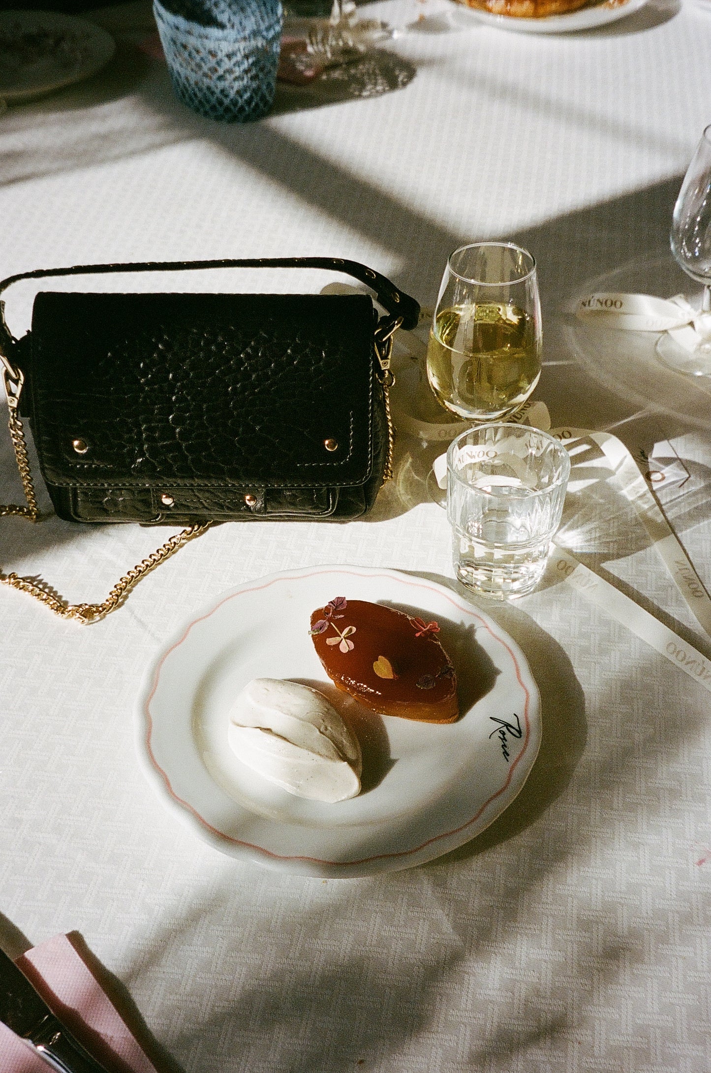 Núnoo Small Honey new zealand black w. gold Small bag Black
